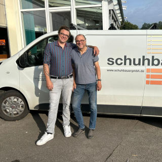 Georg Schuhbauer vor dem Firmenwagen der Schuhbauer junior GmbH