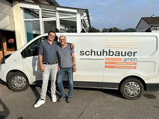 Georg Schuhbauer vor dem Firmenwagen der Schuhbauer junior GmbH