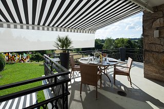 Gestreifte offene Gelenkarmmarkise von Leiner