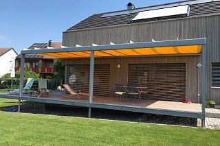 Orangene Terrassendachmarkise von Leiner
