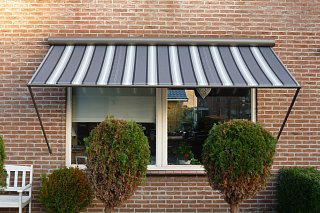 Gestreifte Fenstermarkise von Leiner