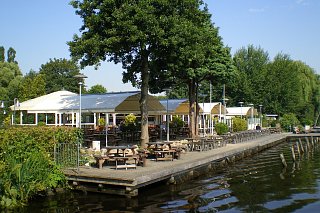 Markisen in Form einer Gastronomielösung von Leiner