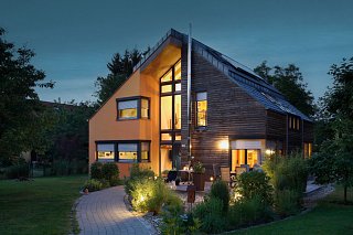 Außenansicht eines modernen Hauses, ausgestattet mit Rollläden von Roma