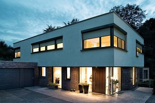 Außenansicht eines modernen Hauses, ausgestattet mit Vorbaurollläden von Roma