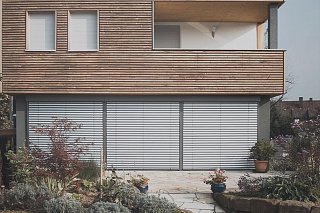 Außenansicht eines modernen Hauses, ausgestattet mit Vorbauraffstoren von Roma