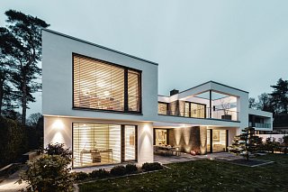Außenansicht eines modernen Hauses, ausgestattet mit Aufsatzraffstoren von Roma