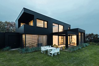 Außenansicht eines modernen Hauses, ausgestattet mit Modulraffstoren von Roma