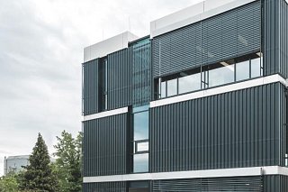 Außenansicht eines modernen Hauses, ausgestattet mit Fassadenraffstoren von Roma