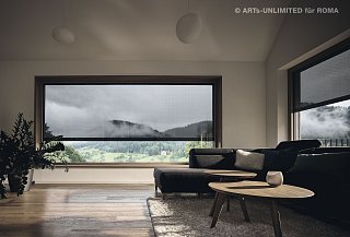 Heruntergelassener Textilscreen von Roma an einem großen Fenster in modernem Wohnzimmer