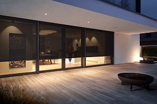 Außenansicht einer Fensterfront, ausgestattet mit Aufsatztextilscreens von Roma