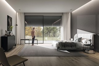 Frau steht an Fensterfront mit Rollläden von Roma