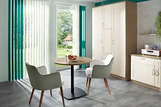 Moderner Essbereich mit großen Fenstern, ausgestattet mit Lamellenvorhängen von Erfal