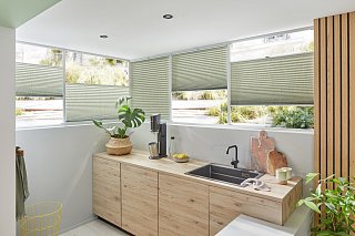 Moderne Küche mit Fenstern, ausgestattet mit Plissees von Erfal