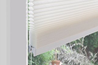 Detailaufnahme eines weißen Wabenplissees von Erfal