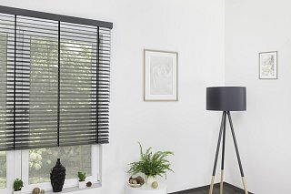 Modernes Zimmer mit großen Fenstern, ausgestattet mit Innenjalousien von Erfal