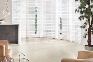 Moderner Wohnbereich mit großen Fenstern, ausgestattet mit Flächenvorhängen von Erfal