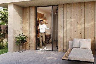 Mann tritt aus Terrassentür, ausgestatttet mit Insektenschutz von Erfal