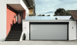 Geschlossenes Garagentor eines modernen Hauses