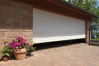 Weißes Garagen-Rolltor