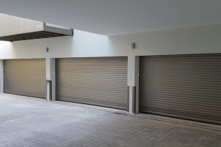 Graue Tiefgaragentore von Heron