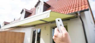 Kassettenmarkise wird mit Hilfe einer Fernbedienung ausgefahren