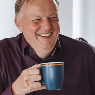 Lachender Mitarbeiter