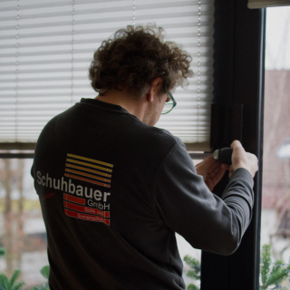 Georg Schuhbauer arbeitet an Plissees