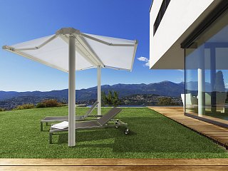 Weiße freistehende Markise von Leiner in einem Garten