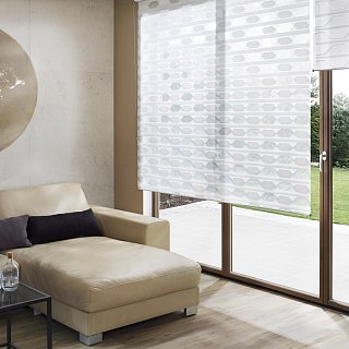 Doppelrollos von Erfal in einem Wohnzimmer