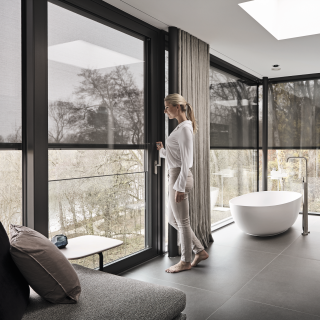 Schwarze Textilscreens von Roma an der Fensterfront eines modernen Badezimmers