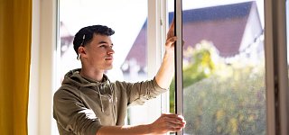 Junger Mitarbeiter montiert Insektenschutz