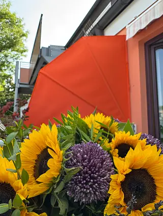 Orangene Fenstermarkise, umgesetzt von der Schuhbauer junior GmbH