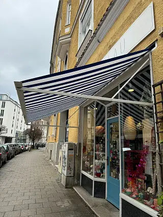 Gestreifte Markise, umgesetzt von der Schuhbauer junior GmbH