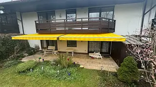 Gelbe Kassettenmarkisen, umgesetzt von der Schuhbauer junior GmbH