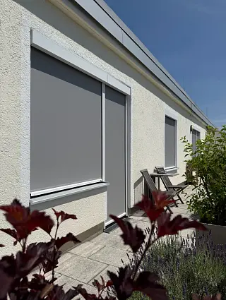 Graue Fenstermarkisen, umgesetzt von der Schuhbauer junior GmbH