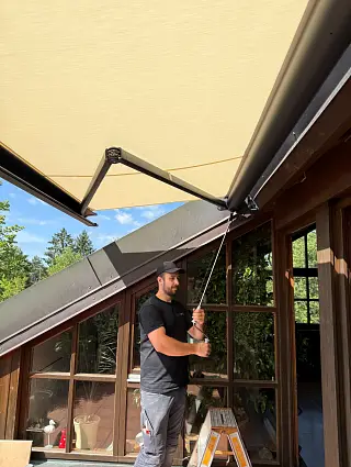 Beige Gelenkarmmarkise, umgesetzt von der Schuhbauer junior GmbH