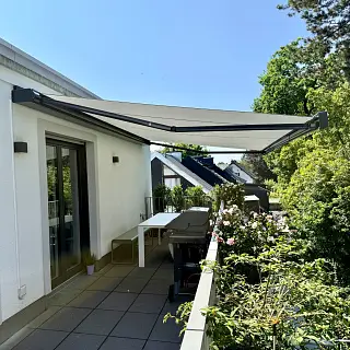 Weiße Gelenkarmmarkise, umgesetzt von der Schuhbauer junior GmbH