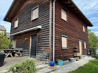 Eingefahrene Markise an einem Wohnhaus, umgesetzt von der Schuhbauer junior GmbH