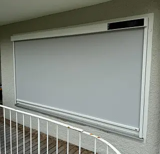 Weiße Fenstermarkise, umgesetzt von der Schuhbauer junior GmbH