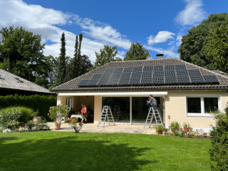 Montage einer Markise an einem Wohnhaus, umgesetzt von der Schuhbauer junior GmbH