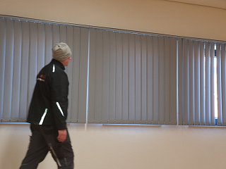 Grauer Lamellenvorhang, umgesetzt von der Schuhbauer junior GmbH