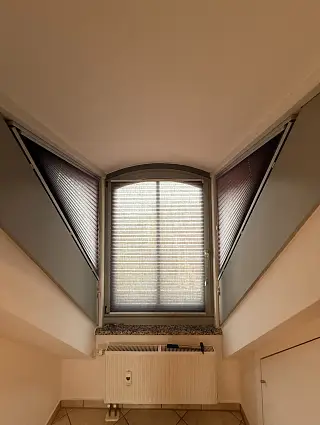 Plissees montiert in Schrägfenstern, umgesetzt von der Schuhbauer junior GmbH