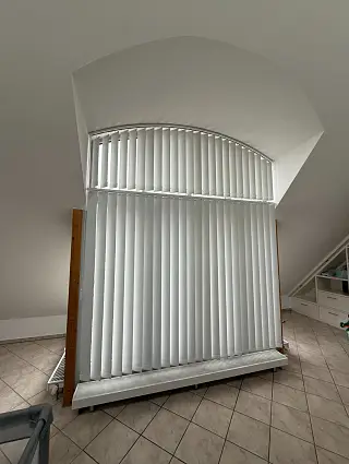 Weißer Lamellenvorhang, umgesetzt von der Schuhbauer junior GmbH