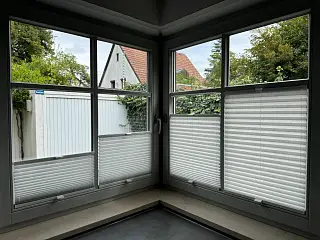 Weiße Plissees an Fenstern, umgesetzt von der Schuhbauer junior GmbH