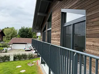 Insektenschutz an Balkonfenstern, umgesetzt von der Schuhbauer junior GmbH