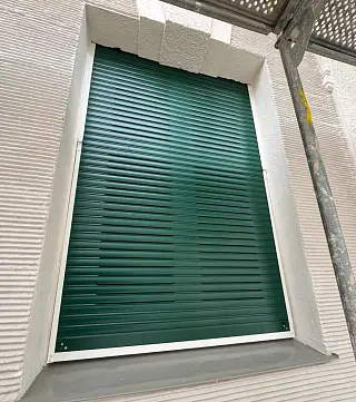 Grüner Rollladen, umgesetzt von der Schuhbauer junior GmbH