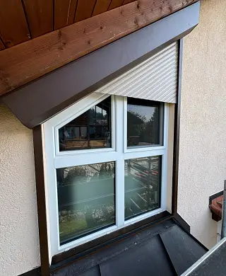 Schrägrollladen, umgesetzt von der Schuhbauer junior GmbH