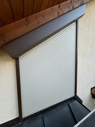 Schrägrollladen, umgesetzt von der Schuhbauer junior GmbH