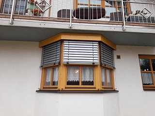 Raffstoren an fenster, umgesetzt von der Schuhbauer junior GmbH