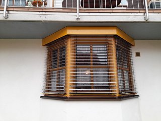 Raffstoren an Fenster, umgesetzt von der Schuhbauer junior GmbH